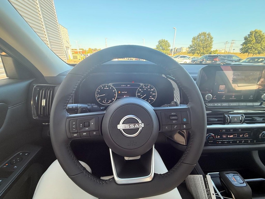 Nissan Pathfinder Vehicle Full-screen Gallery Image 13