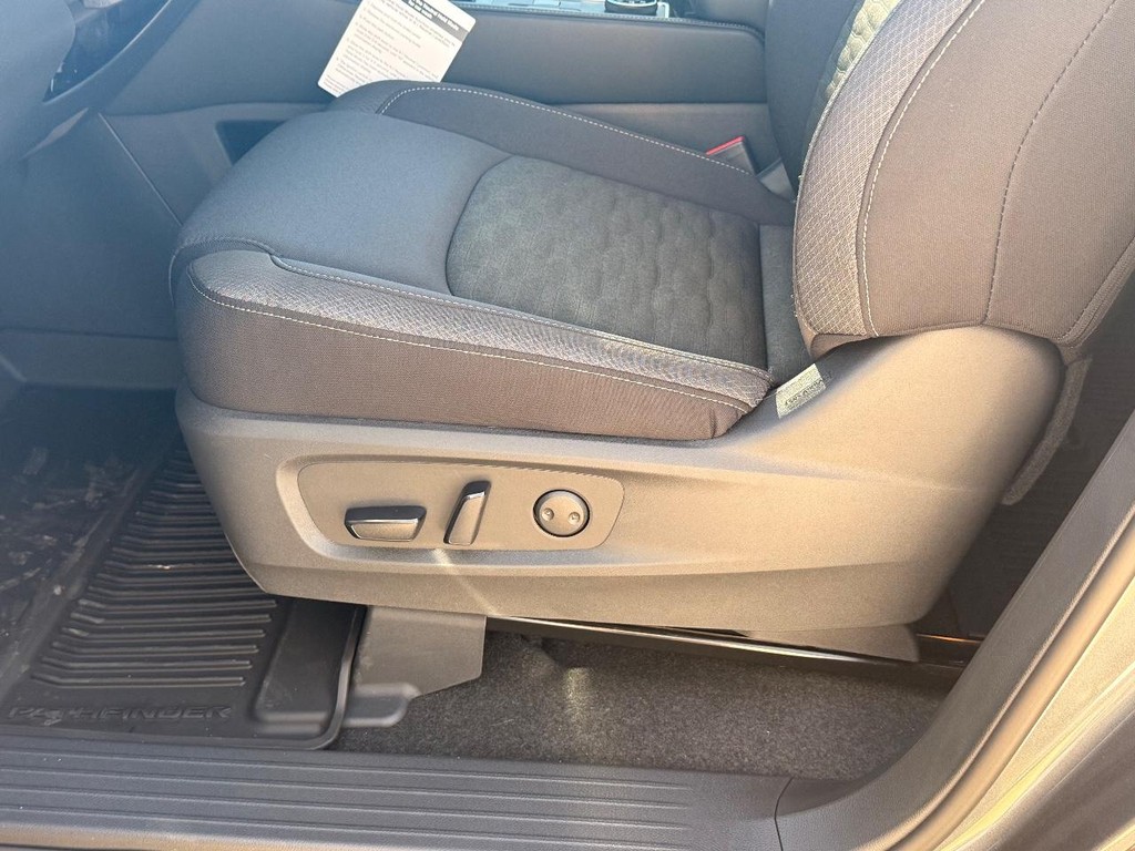 Nissan Pathfinder Vehicle Full-screen Gallery Image 14