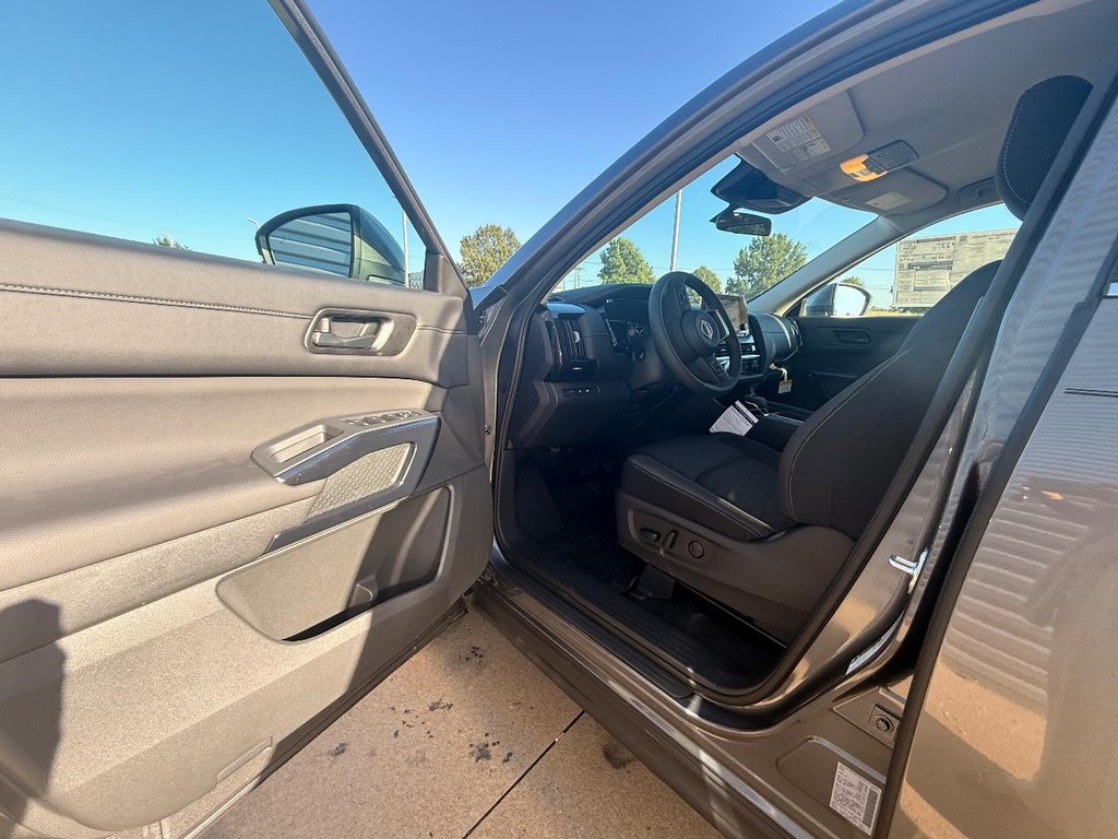 Nissan Pathfinder Vehicle Full-screen Gallery Image 15