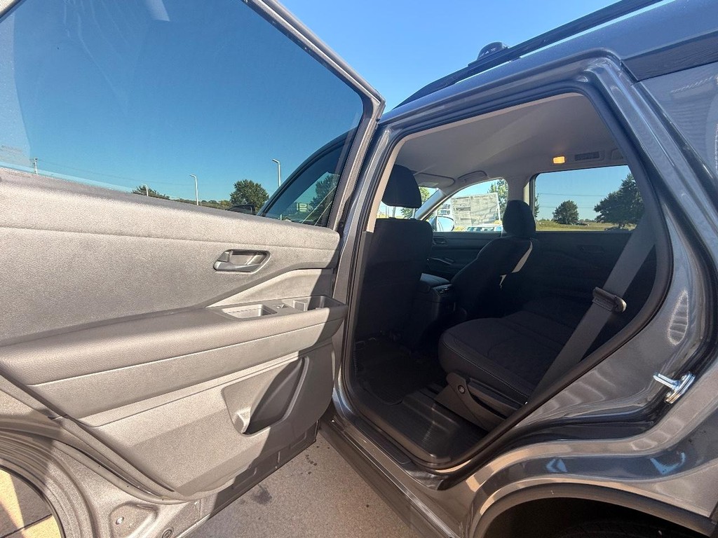 Nissan Pathfinder Vehicle Full-screen Gallery Image 17