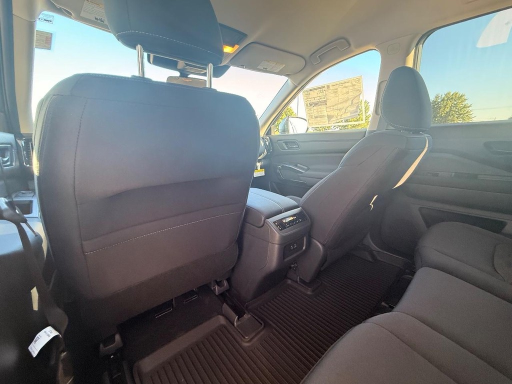 Nissan Pathfinder Vehicle Full-screen Gallery Image 18