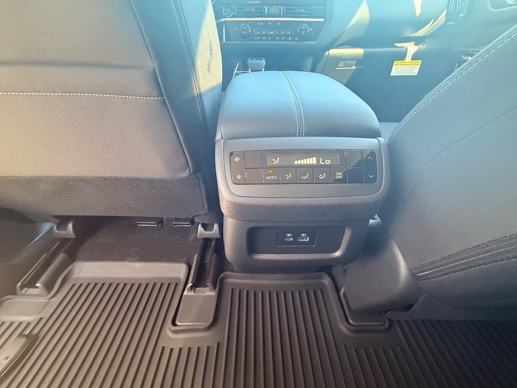 Nissan Pathfinder Vehicle Full-screen Gallery Image 19