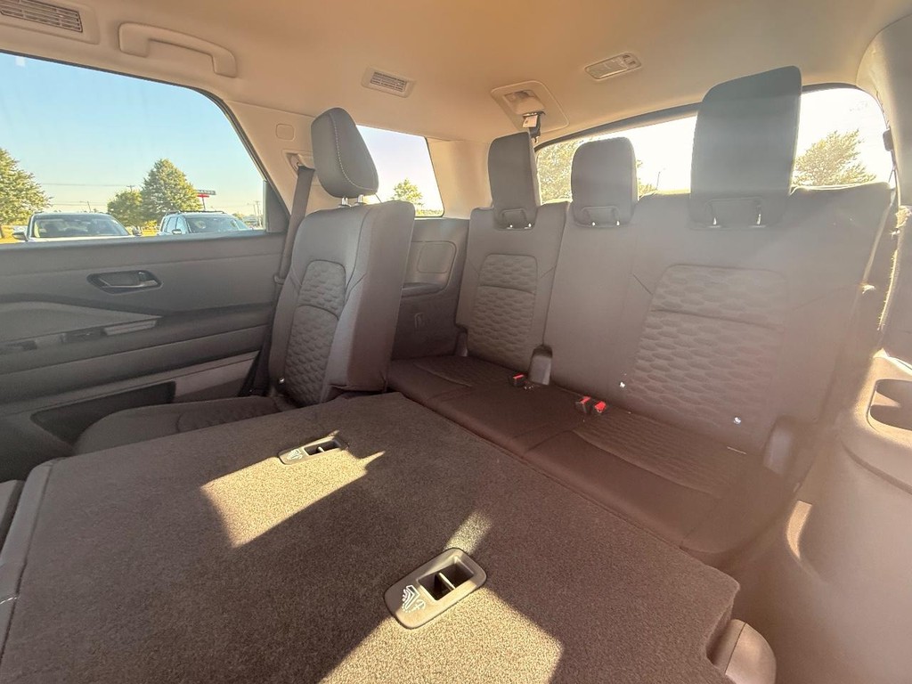 Nissan Pathfinder Vehicle Full-screen Gallery Image 20