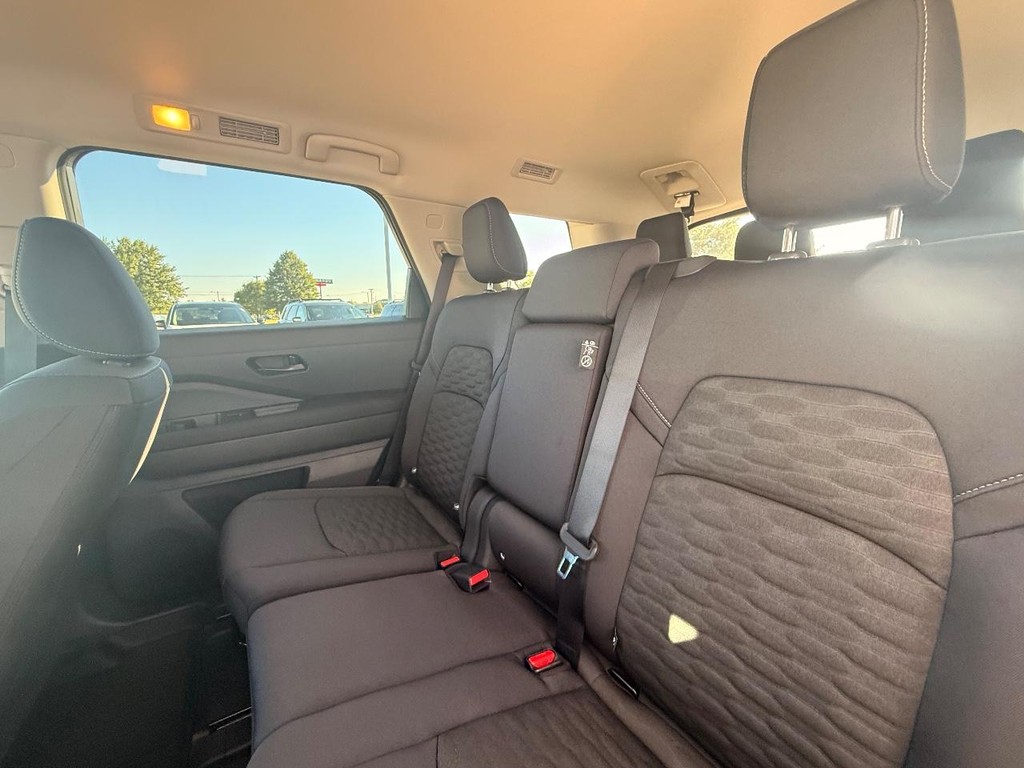 Nissan Pathfinder Vehicle Full-screen Gallery Image 21