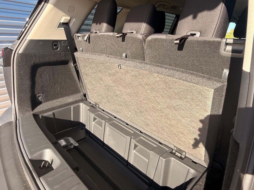 Nissan Pathfinder Vehicle Full-screen Gallery Image 23