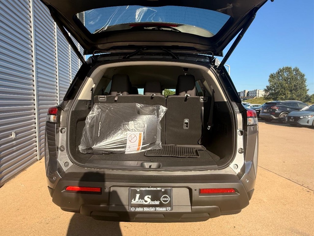 Nissan Pathfinder Vehicle Full-screen Gallery Image 24