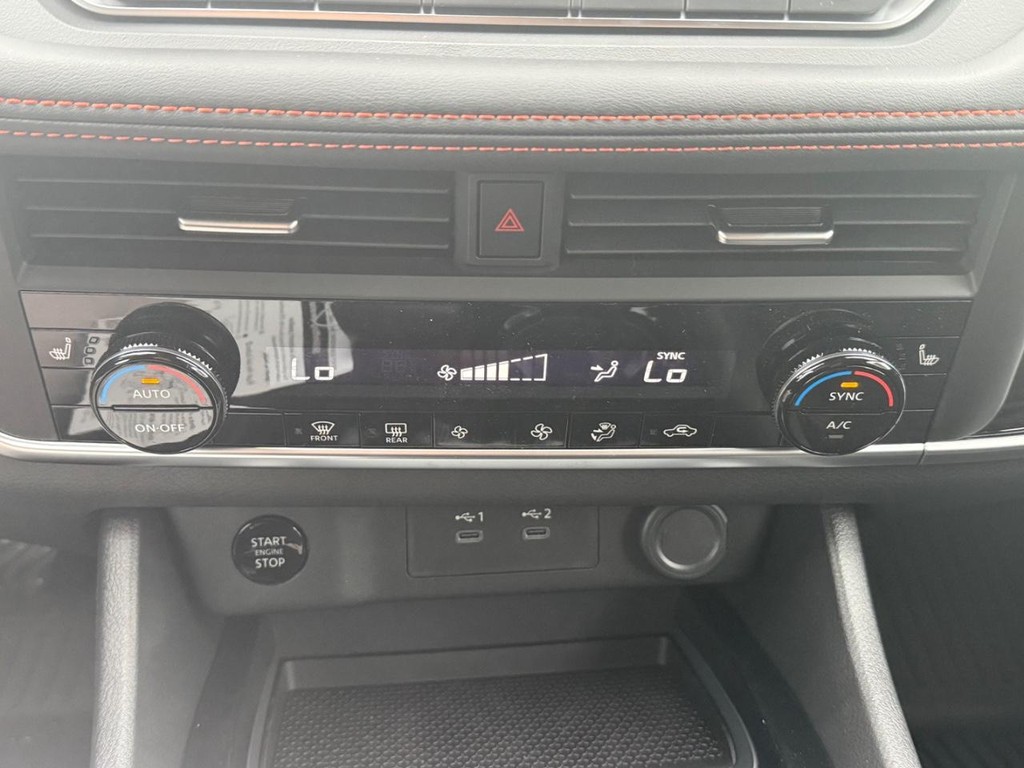 Nissan Rogue Vehicle Full-screen Gallery Image 05