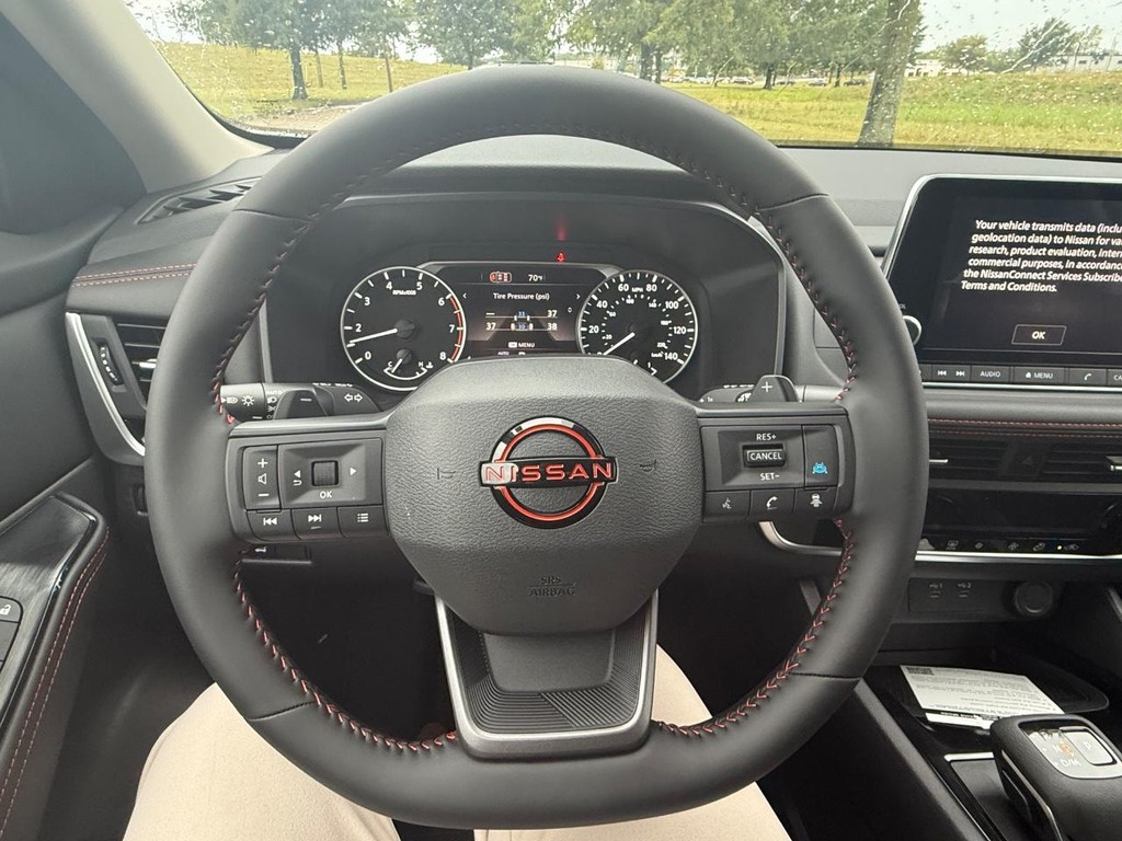 Nissan Rogue Vehicle Full-screen Gallery Image 09