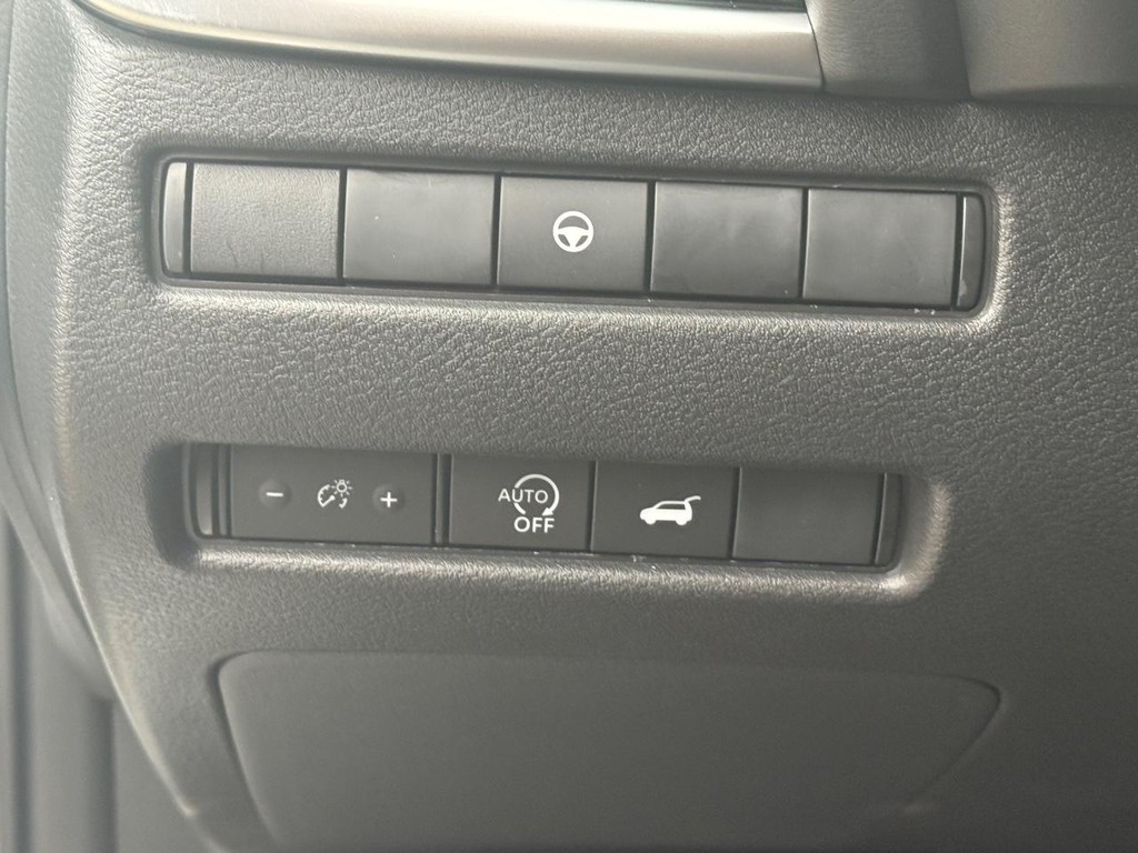 Nissan Rogue Vehicle Full-screen Gallery Image 11