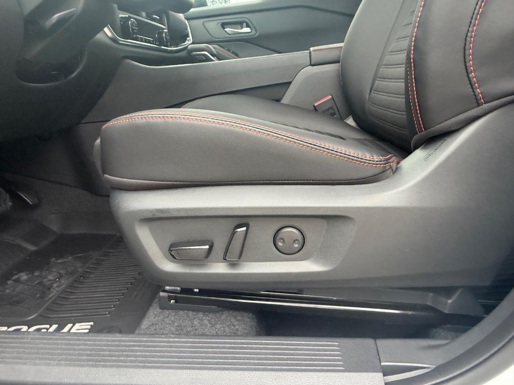 Nissan Rogue Vehicle Full-screen Gallery Image 12