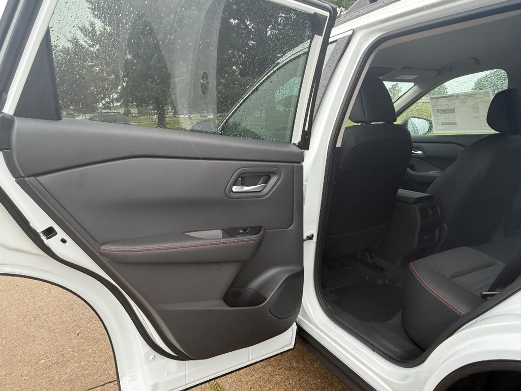 Nissan Rogue Vehicle Full-screen Gallery Image 16