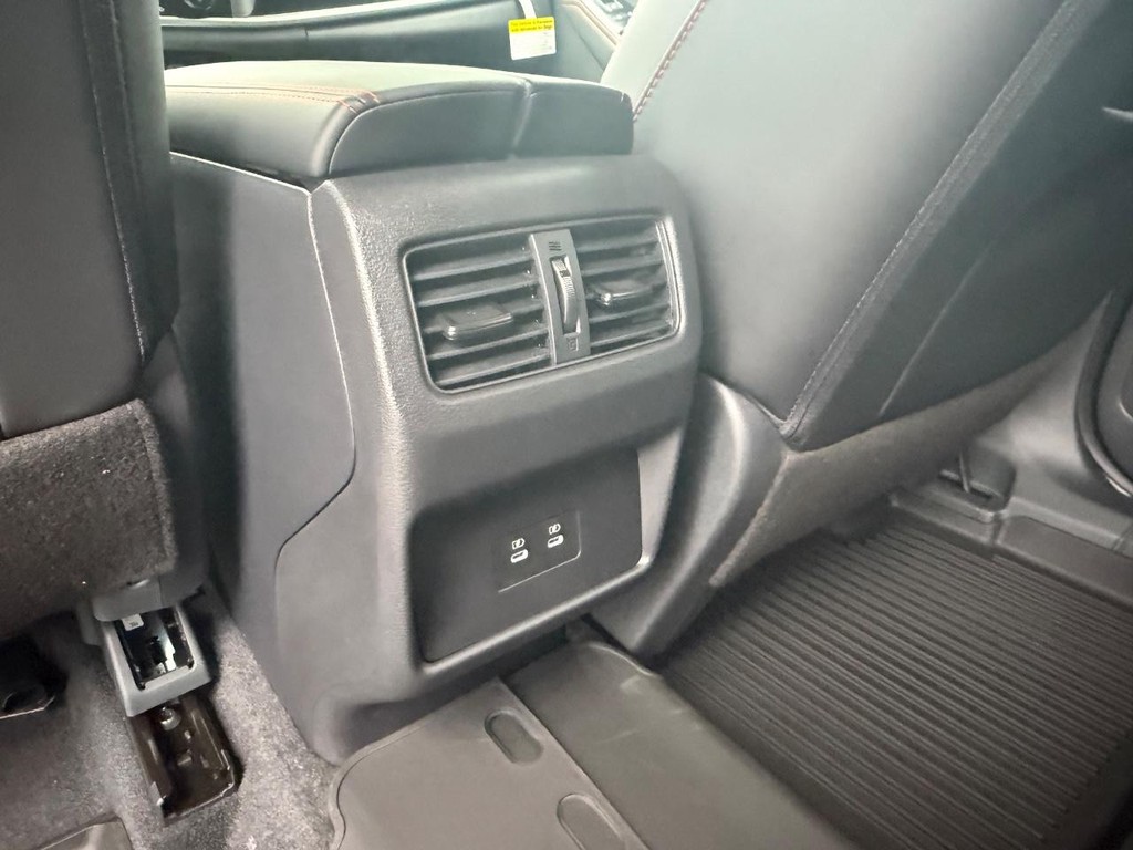 Nissan Rogue Vehicle Full-screen Gallery Image 18