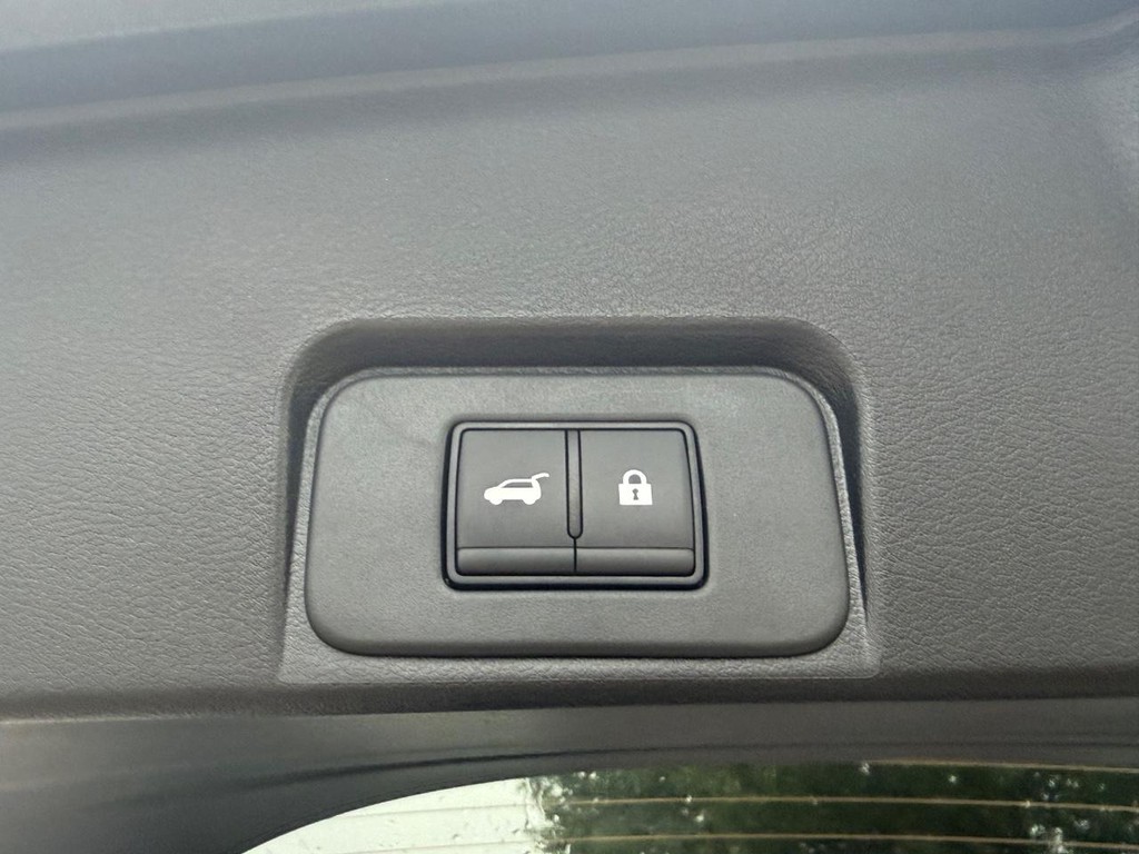 Nissan Rogue Vehicle Full-screen Gallery Image 20