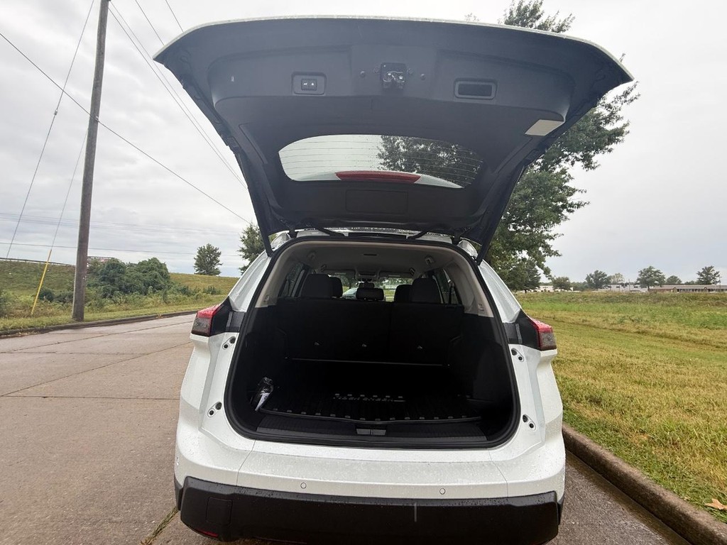 Nissan Rogue Vehicle Full-screen Gallery Image 21