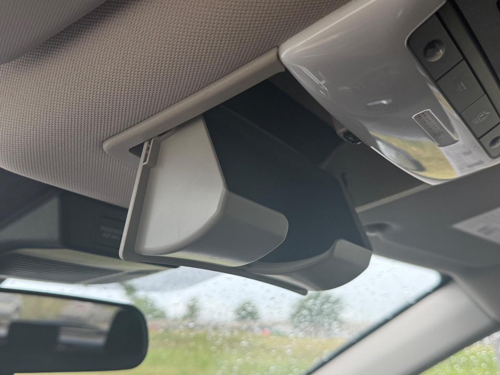 Nissan Rogue Vehicle Full-screen Gallery Image 06