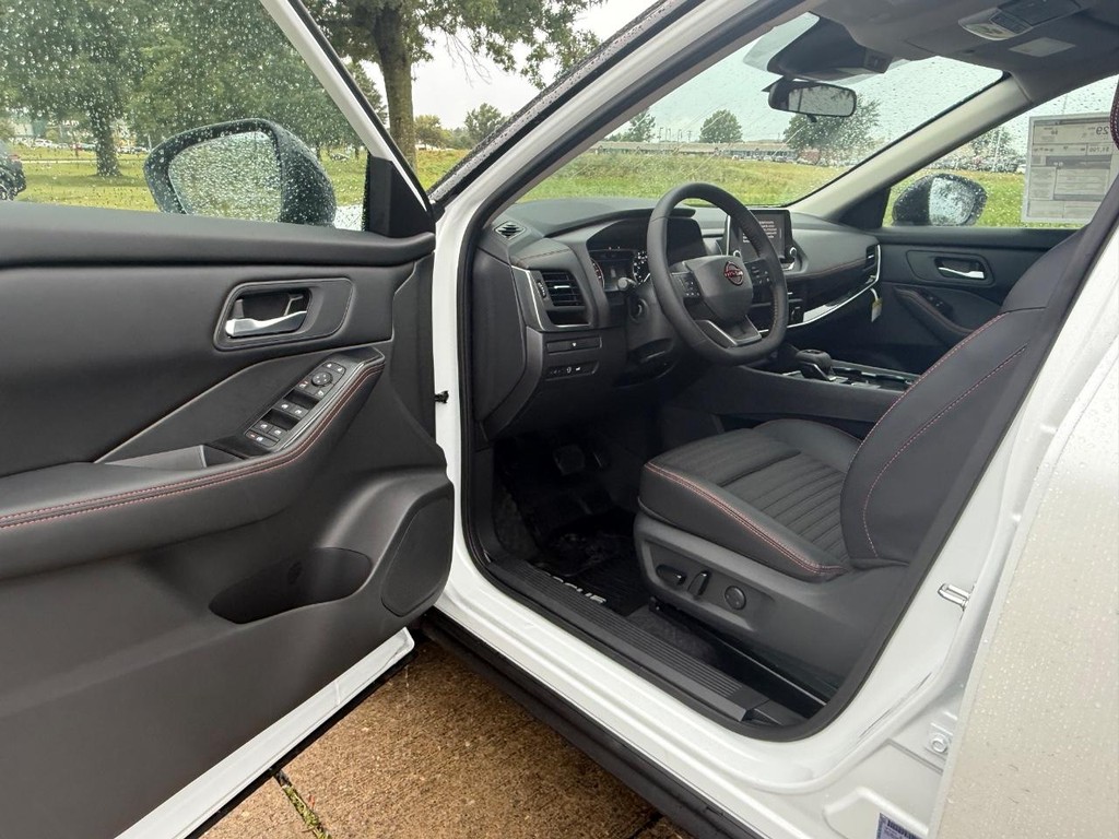 Nissan Rogue Vehicle Full-screen Gallery Image 13