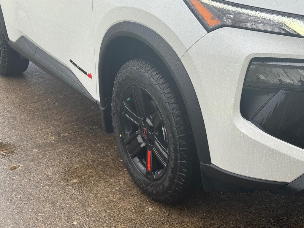 Nissan Rogue Vehicle Full-screen Gallery Image 24