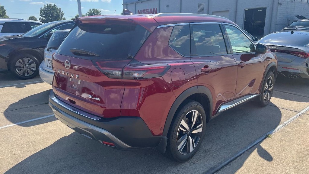 Nissan Rogue Vehicle Full-screen Gallery Image 03