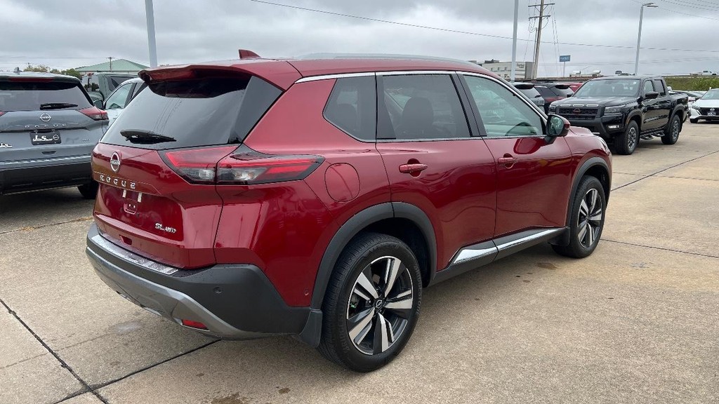 Nissan Rogue Vehicle Full-screen Gallery Image 11