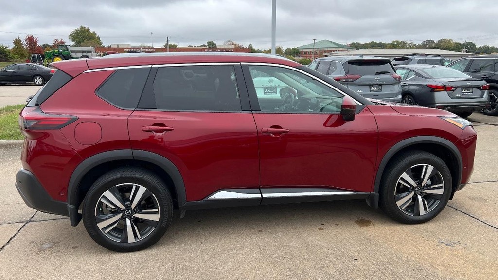 Nissan Rogue Vehicle Full-screen Gallery Image 12