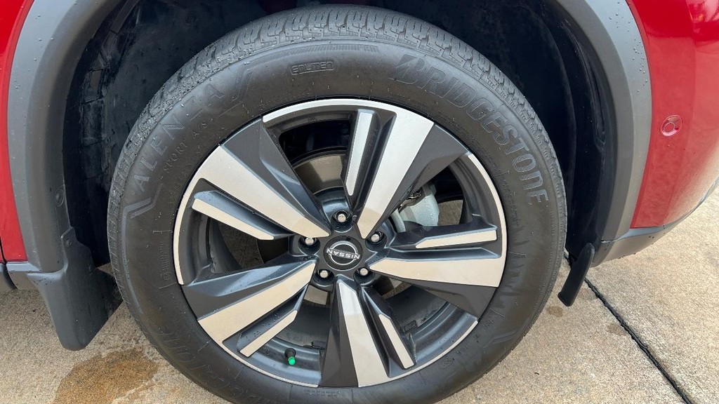 Nissan Rogue Vehicle Full-screen Gallery Image 14