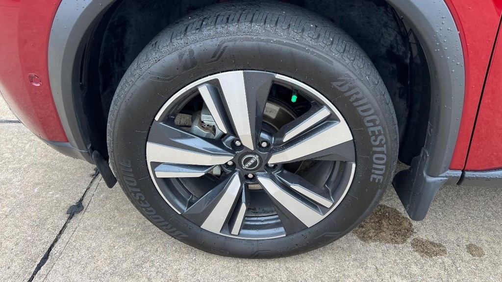 Nissan Rogue Vehicle Full-screen Gallery Image 17