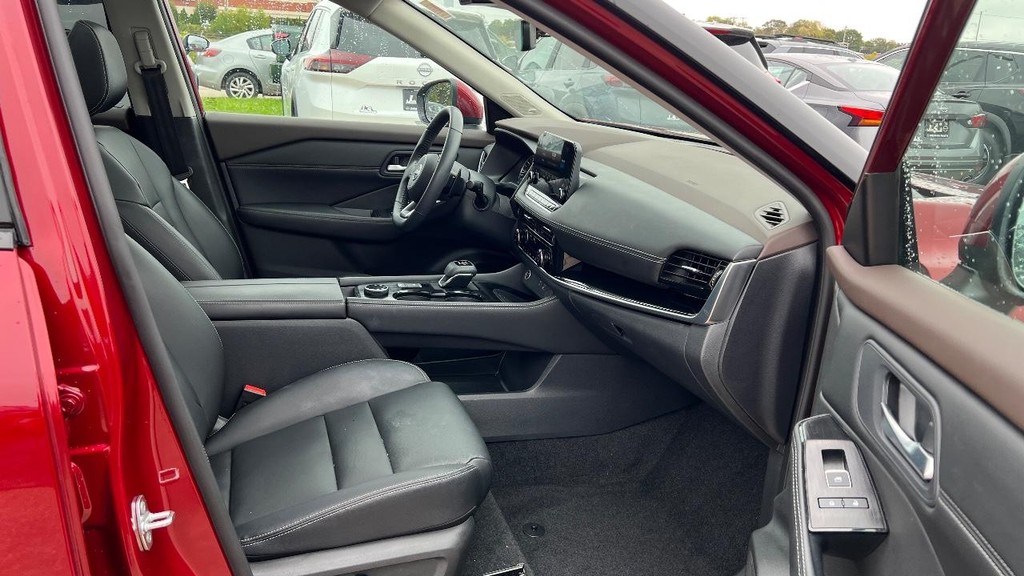 Nissan Rogue Vehicle Full-screen Gallery Image 18