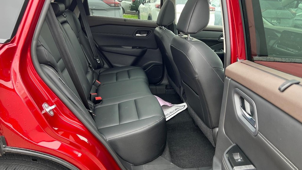 Nissan Rogue Vehicle Full-screen Gallery Image 19