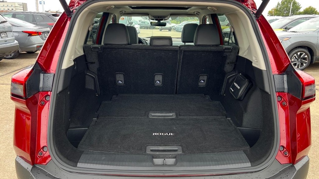 Nissan Rogue Vehicle Full-screen Gallery Image 20