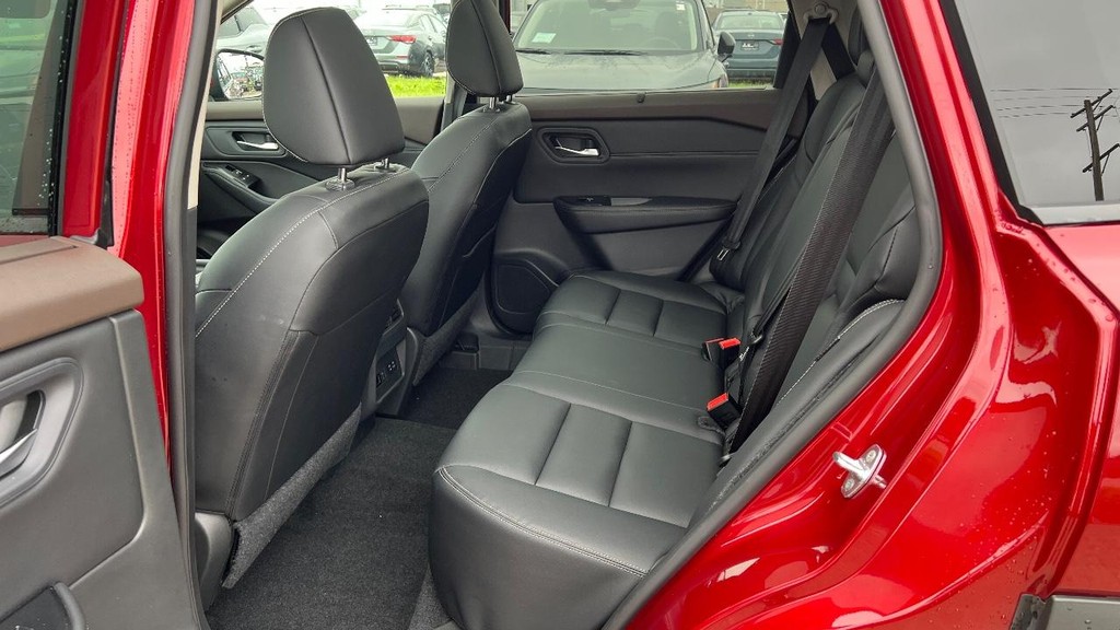 Nissan Rogue Vehicle Full-screen Gallery Image 22