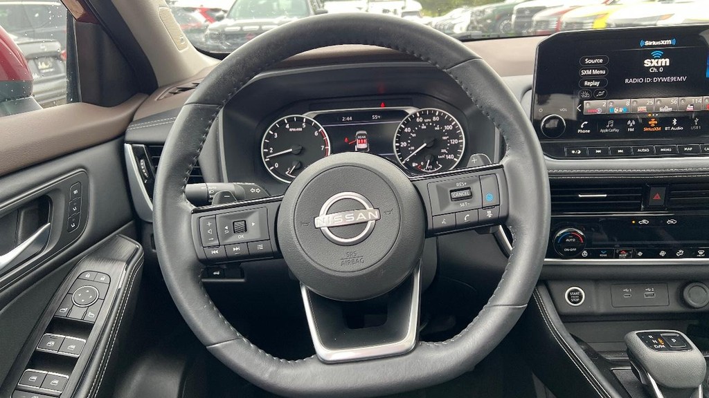 Nissan Rogue Vehicle Full-screen Gallery Image 23