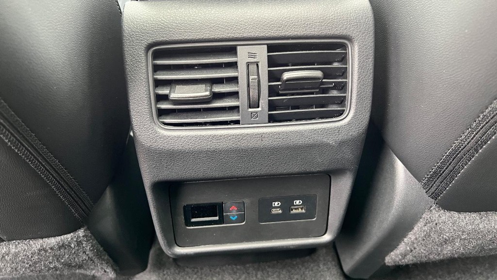 Nissan Rogue Vehicle Full-screen Gallery Image 24