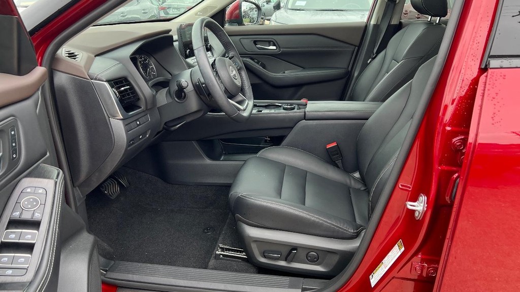 Nissan Rogue Vehicle Full-screen Gallery Image 25