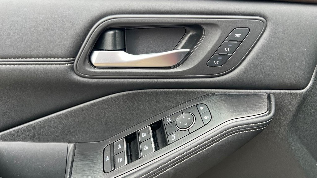 Nissan Rogue Vehicle Full-screen Gallery Image 26