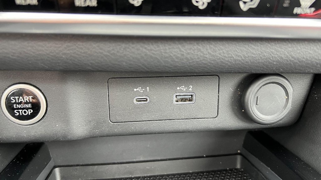 Nissan Rogue Vehicle Full-screen Gallery Image 32