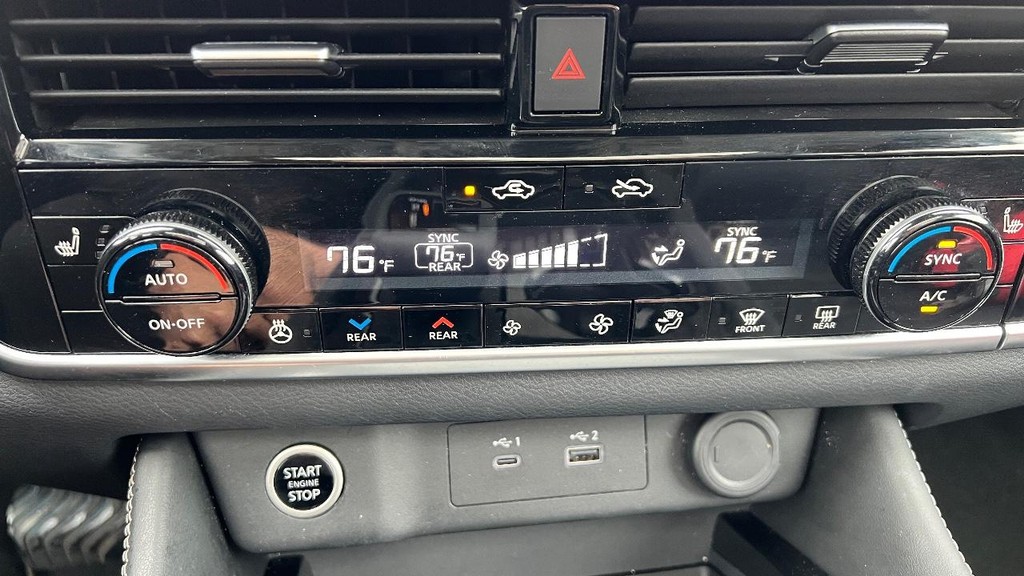 Nissan Rogue Vehicle Full-screen Gallery Image 33