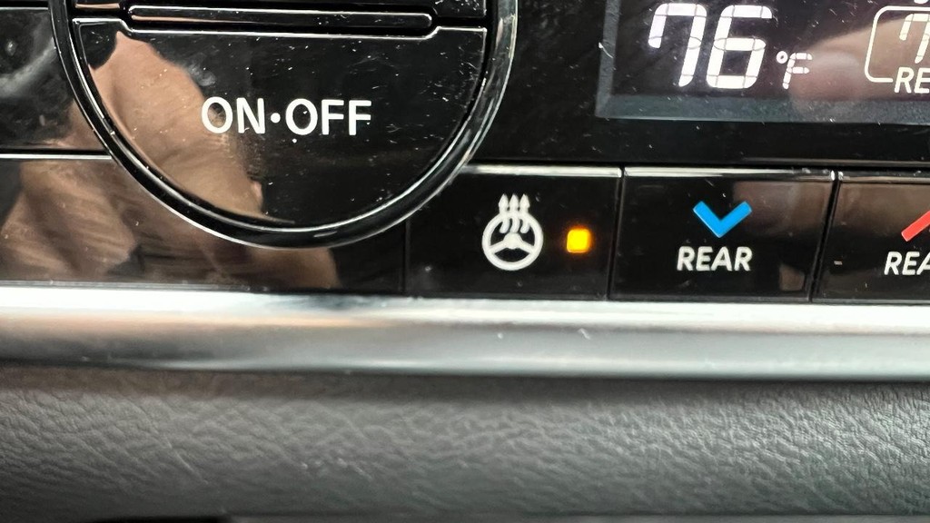 Nissan Rogue Vehicle Full-screen Gallery Image 35