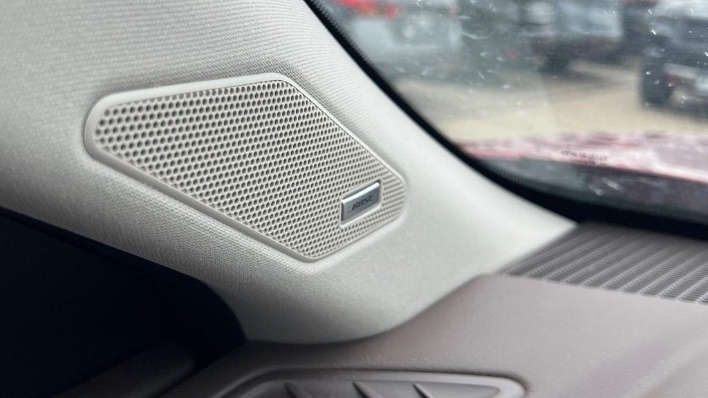 Nissan Rogue Vehicle Full-screen Gallery Image 39