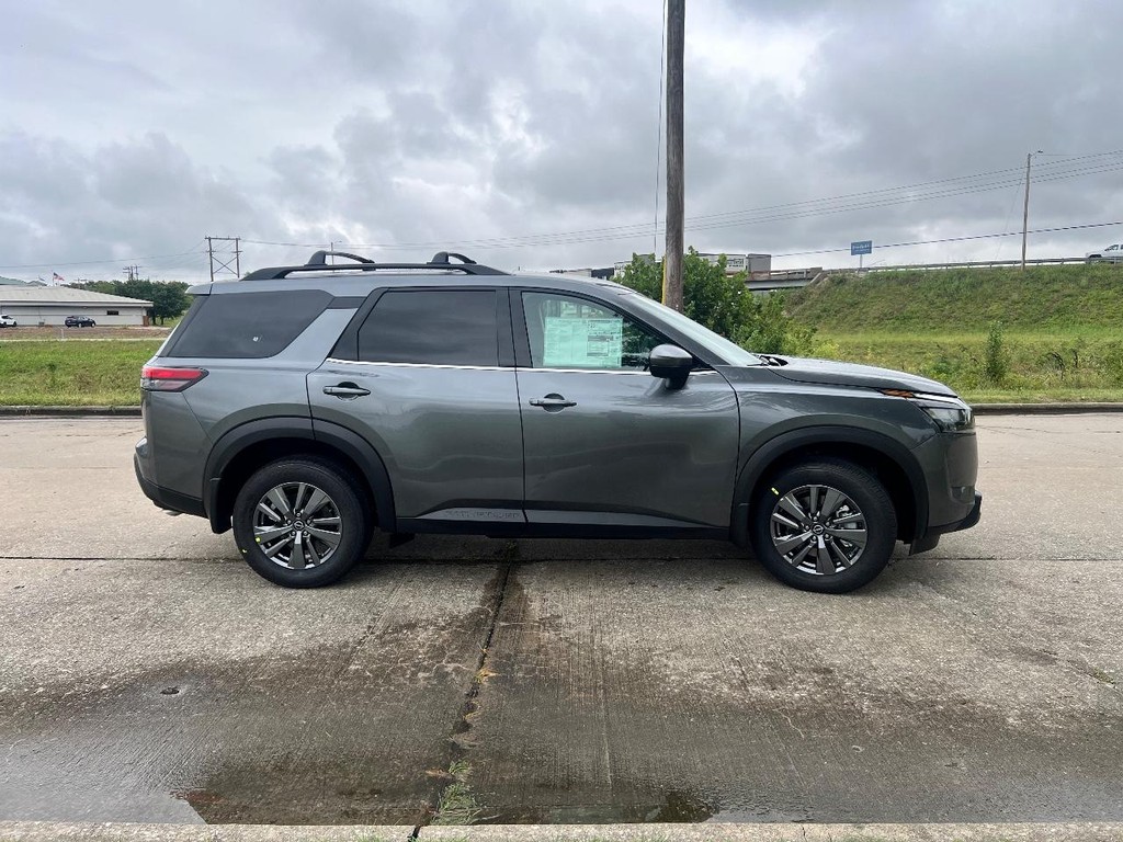 Nissan Pathfinder Vehicle Full-screen Gallery Image 02