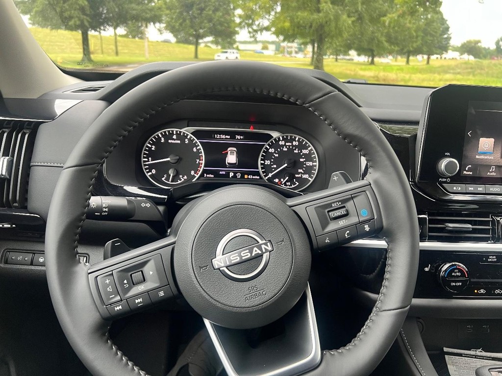 Nissan Pathfinder Vehicle Full-screen Gallery Image 11