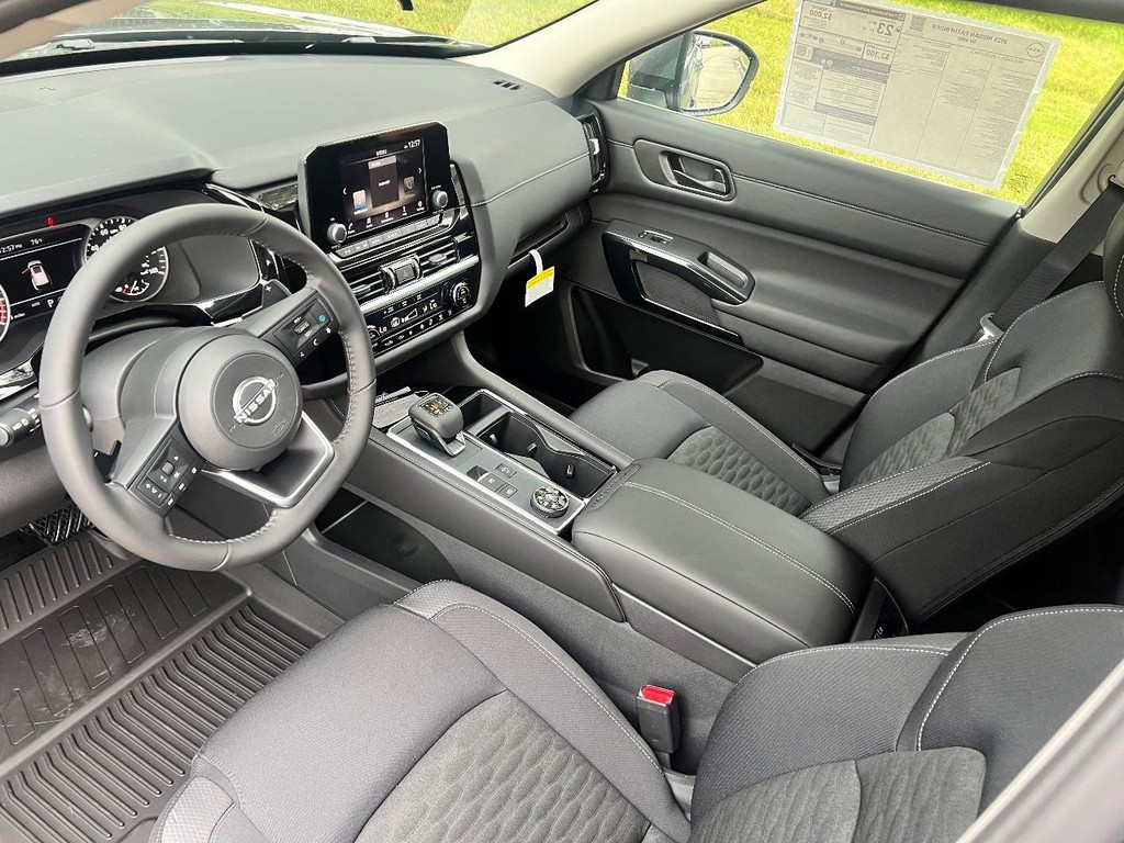 Nissan Pathfinder Vehicle Full-screen Gallery Image 17