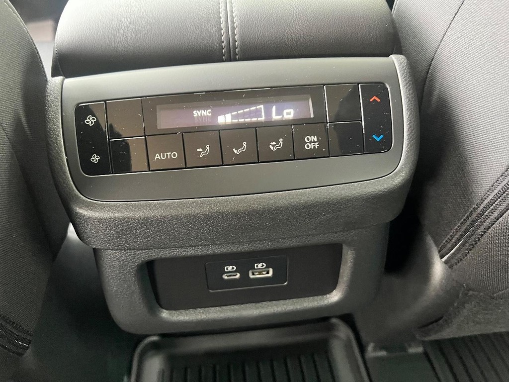 Nissan Pathfinder Vehicle Full-screen Gallery Image 18