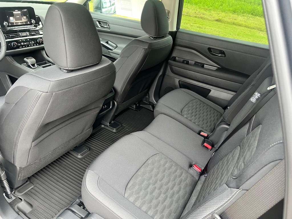 Nissan Pathfinder Vehicle Full-screen Gallery Image 19