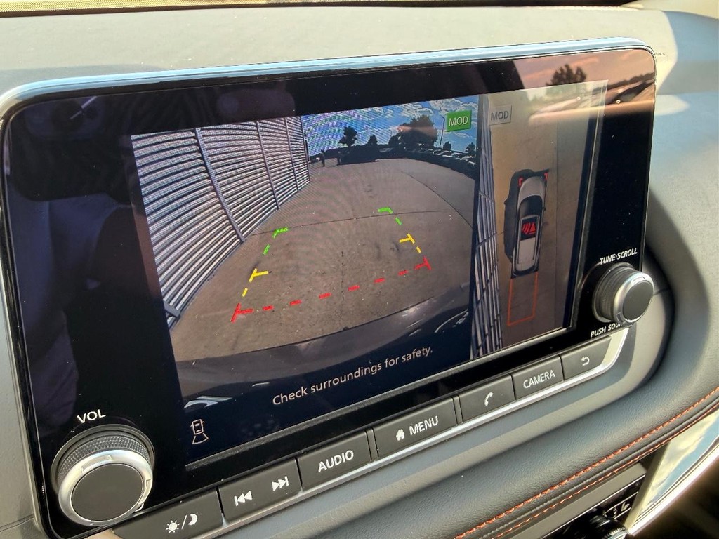 Nissan Rogue Vehicle Full-screen Gallery Image 02