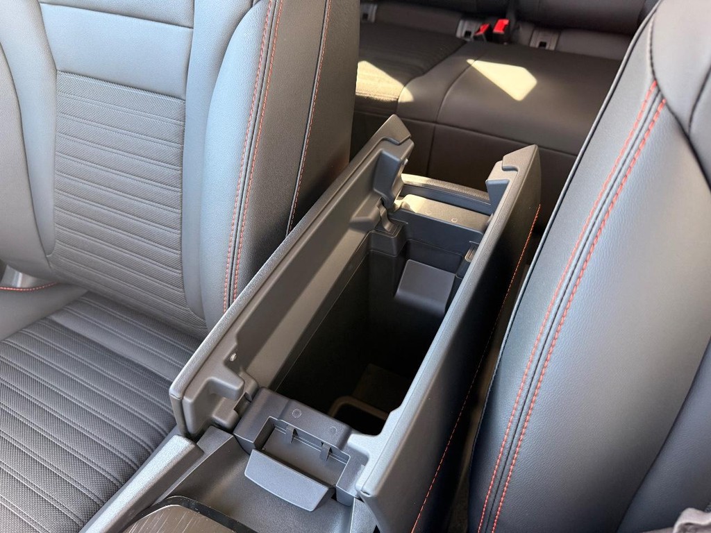 Nissan Rogue Vehicle Full-screen Gallery Image 04