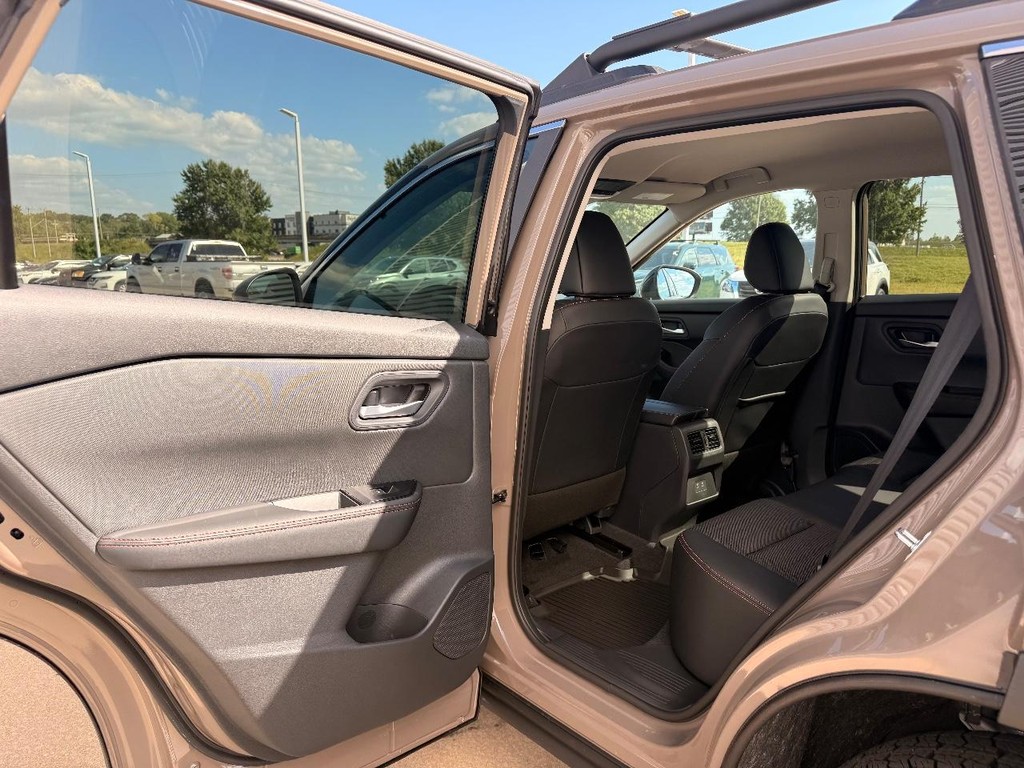 Nissan Rogue Vehicle Full-screen Gallery Image 17