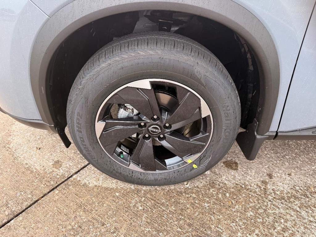 Nissan Rogue Vehicle Full-screen Gallery Image 03