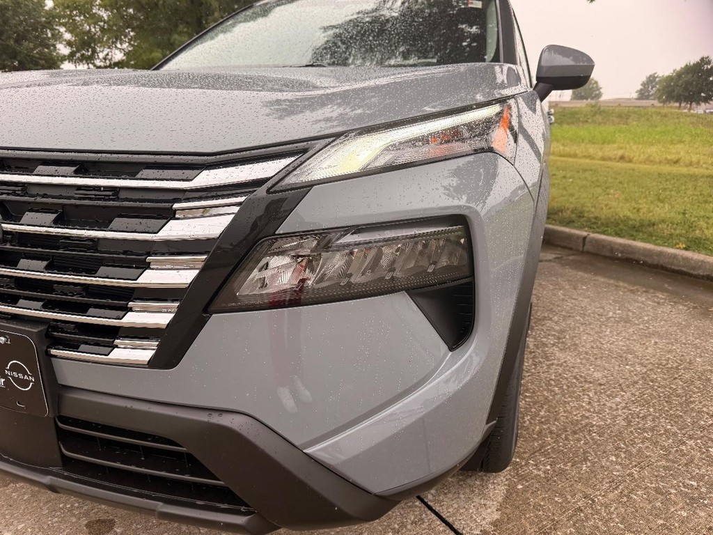 Nissan Rogue Vehicle Full-screen Gallery Image 05