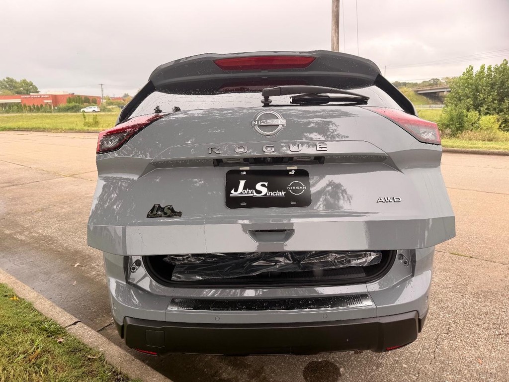 Nissan Rogue Vehicle Full-screen Gallery Image 06