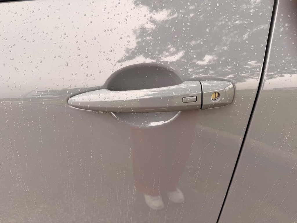 Nissan Rogue Vehicle Full-screen Gallery Image 08